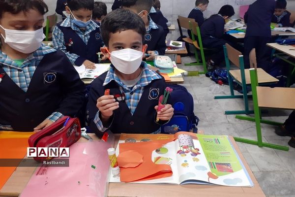 روز بدون کیف در دبستان احمد معینی منطقه ۱۳