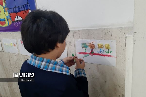 روز بدون کیف در دبستان احمد معینی منطقه ۱۳