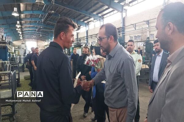 تجلیل مسئولان شهرستان نایین از کارگران برخی واحدهای صنعتی