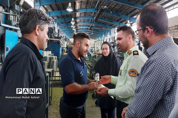 تجلیل مسئولان شهرستان نایین از کارگران برخی واحدهای صنعتی