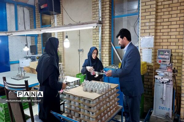 تجلیل مسئولان شهرستان نایین از کارگران برخی واحدهای صنعتی