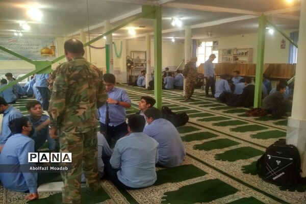 کلاس آموزشی عملی اسلحه‌شناسی در دبیرستان نمونه آیت الله خامنه‌ای کاشمر