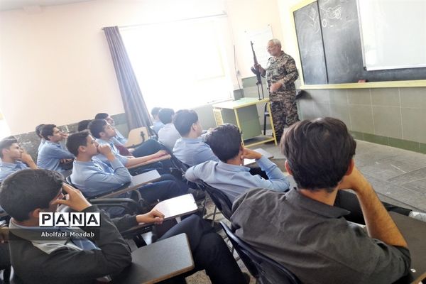 کلاس آموزشی عملی اسلحه‌شناسی در دبیرستان نمونه آیت الله خامنه‌ای کاشمر