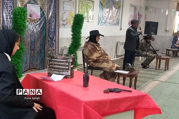 اجرای نمایش شکست آمریکا در صحرای طبس