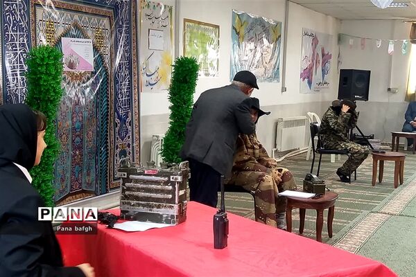 اجرای نمایش شکست آمریکا در صحرای طبس