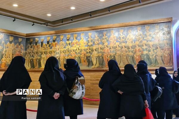 بازدید دانش‌آموزان دبیرستان فرهنگ ۱۳ از باغ موزه نگارستان
