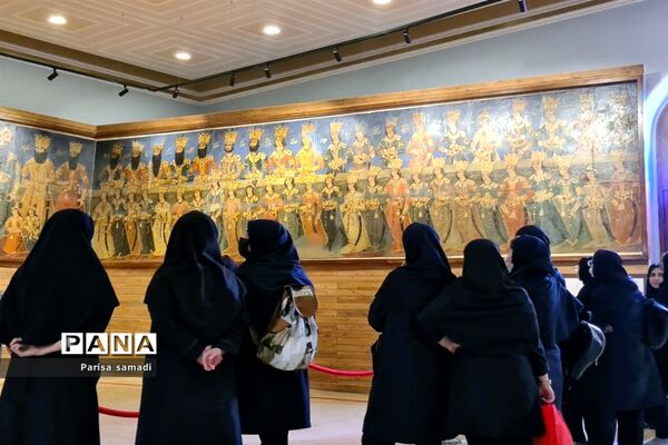 بازدید دانش‌آموزان دبیرستان فرهنگ ۱۳ از باغ موزه نگارستان
