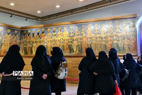 بازدید دانش‌آموزان دبیرستان فرهنگ ۱۳ از باغ موزه نگارستان