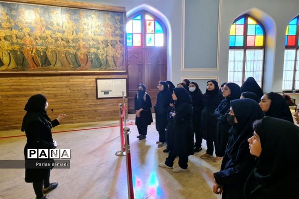 بازدید دانش‌آموزان دبیرستان فرهنگ ۱۳ از باغ موزه نگارستان