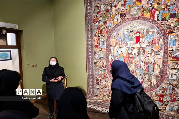 بازدید دانش‌آموزان دبیرستان فرهنگ ۱۳ از باغ موزه نگارستان
