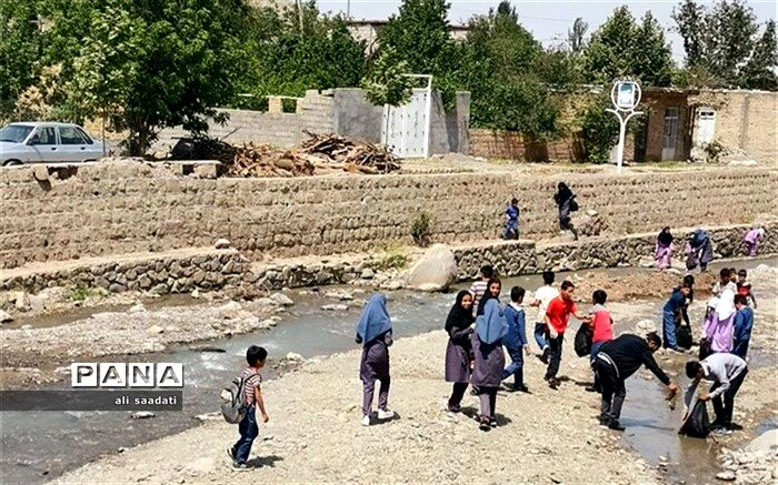 پاکسازی مسیر رودخانه روستای گردشگری ایدلیک توسط دانش‌آموزان و معلمان