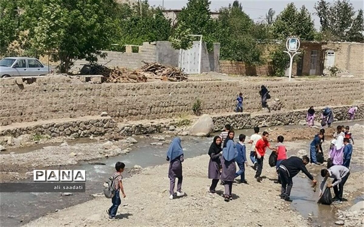 پاکسازی مسیر رودخانه روستای گردشگری ایدلیک توسط دانش‌آموزان و معلمان