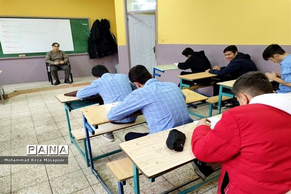 امتحانات شبه نهایی در دبیرستان عابدینی خرم صفادشت