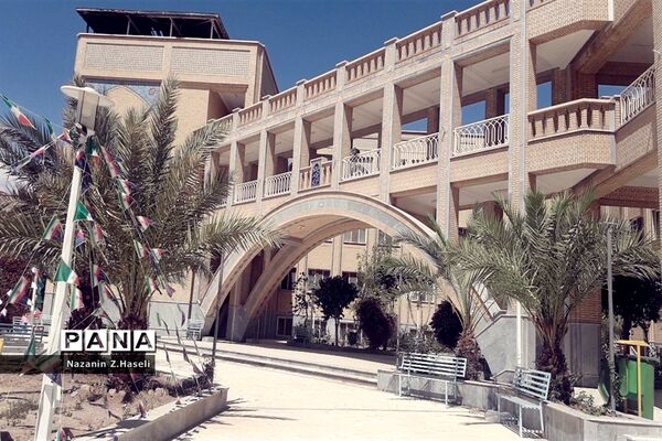 بازدید دانش‌آموزان دبیرستان حضرت خدیجه جعفرآباد قم از دانشگاه‌ها