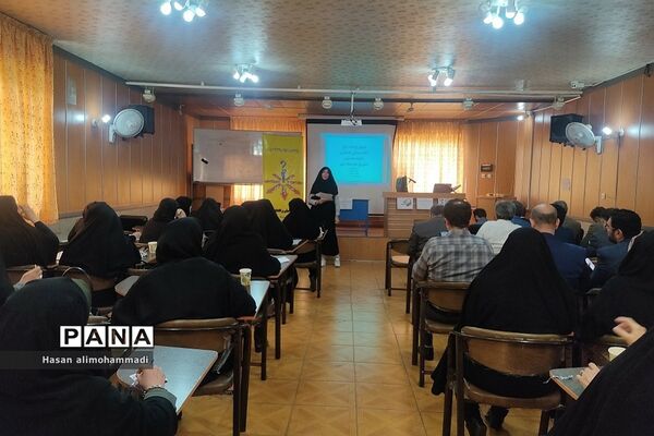 تبیین برنامه‌های هفته مشاغل و هدایت تحصیلی مدیران مدارس متوسطه اول