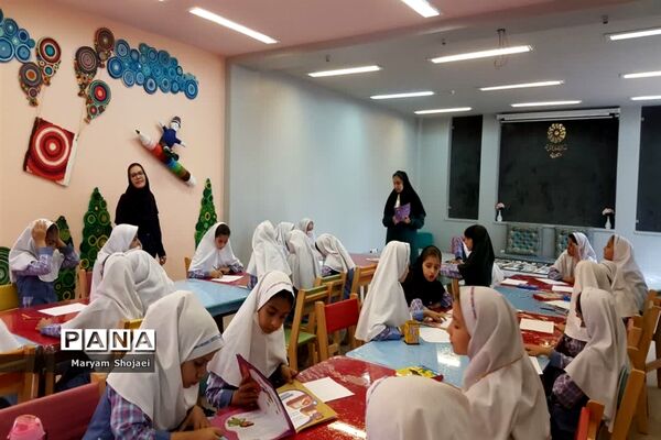 بازدید دانش‌آموزان دبستان دخترانه اندیشه ناحیه یک یزد از کتابخانه مرکزی