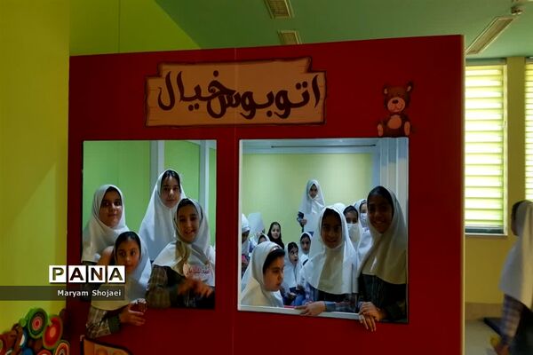 بازدید دانش‌آموزان دبستان دخترانه اندیشه ناحیه یک یزد از کتابخانه مرکزی