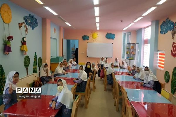 بازدید دانش‌آموزان دبستان دخترانه اندیشه ناحیه یک یزد از کتابخانه مرکزی