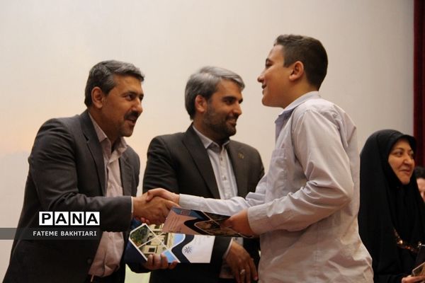 تقدیر از رتبه‌های برتر بیست‌و‌هشتمین کنگره سراسری قرآن کریم مدارس استعدادهای درخشان  در ناحیه یک شهرری