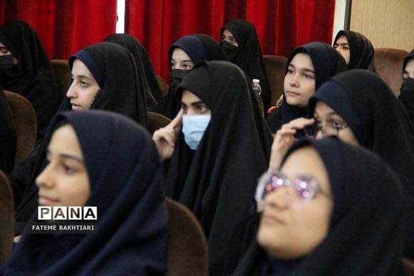 تقدیر از رتبه‌های برتر بیست‌و‌هشتمین کنگره سراسری قرآن کریم مدارس استعدادهای درخشان  در ناحیه یک شهرری