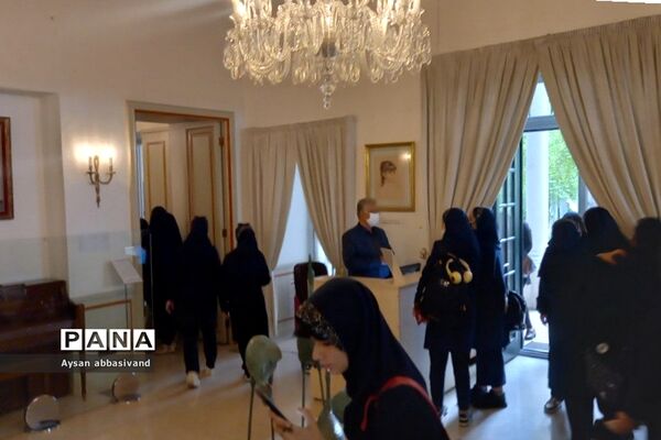 اردوی تفریحی دانش‌آموزان دبیرستان غیردولتی حدیث مهر قرچک به کاخ نیاوران