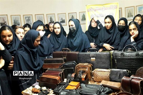 بازدید دانش‌آموزان دبیرستان عدالت شهر جوادآباد از برج علاءالدوله و مسجد جامع ورامین