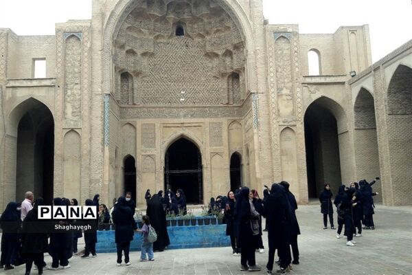 بازدید دانش‌آموزان دبیرستان عدالت شهر جوادآباد از برج علاءالدوله و مسجد جامع ورامین