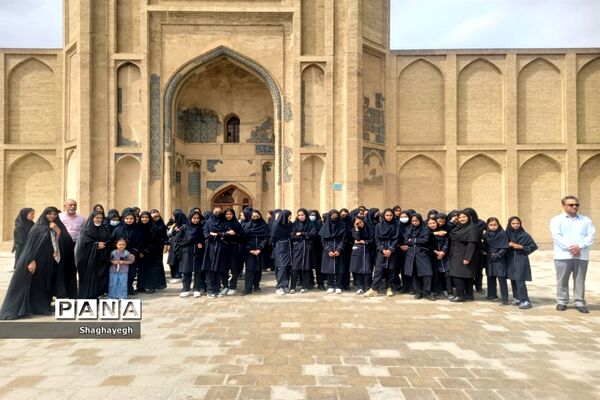 بازدید دانش‌آموزان دبیرستان عدالت شهر جوادآباد از برج علاءالدوله و مسجد جامع ورامین