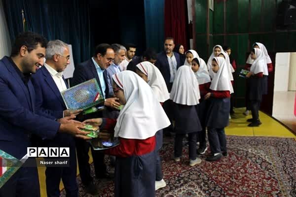 تقدیر از رتبه‌‌های برتر فرهنگی هنری دختران  ناحیه ۲ یزد