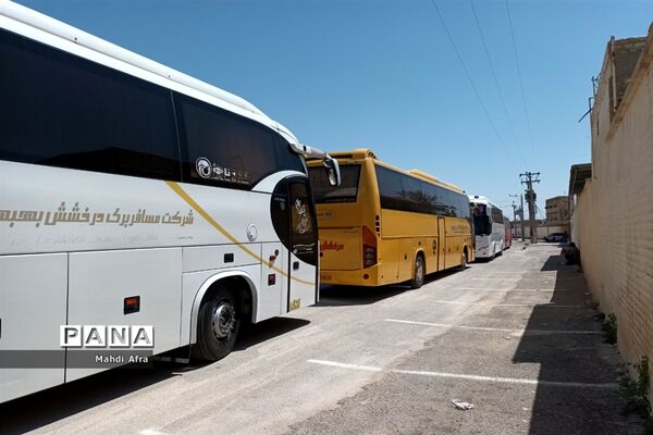شرکت فرهنگیان و دانش آموزان بهبهانی در مراسم استقبال از رئیس جمهور در اهواز