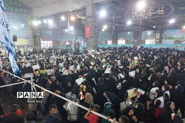 شرکت فرهنگیان و دانش آموزان بهبهانی در مراسم استقبال از رئیس جمهور در اهواز