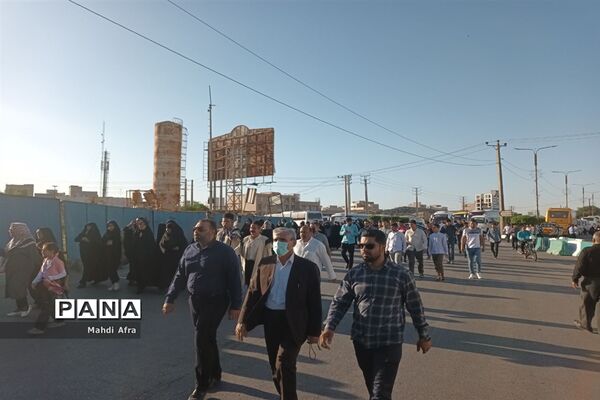 شرکت فرهنگیان و دانش آموزان بهبهانی در مراسم استقبال از رئیس جمهور در اهواز