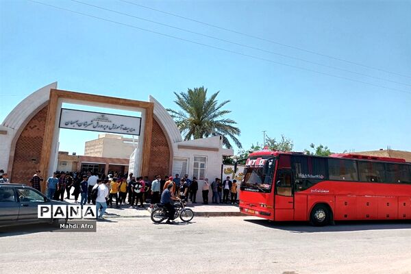 شرکت فرهنگیان و دانش آموزان بهبهانی در مراسم استقبال از رئیس جمهور در اهواز
