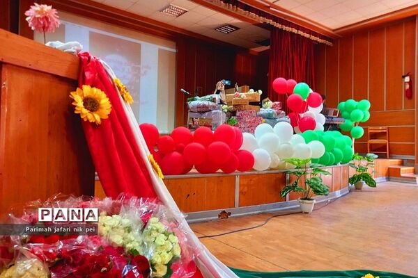 آیین تجلیل از برگزیدگان علمی و مقام شامخ معلم دبیرستان شهیدزهره‌وند شهرستان قرچک