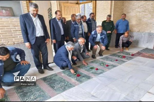 عطرافشانی و گلباران گلزار شهدای بقعه امامزاده عبدالله (ع) و حسینیه  میانگاه بافق