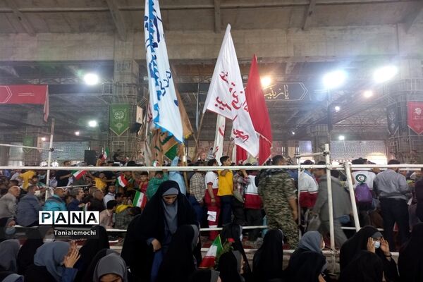 دیدار دانش آموزان مدرسه تمام تشکیلاتی پابنده ناحیه یک اهواز با آیت الله رئیسی  در مصلی اهواز