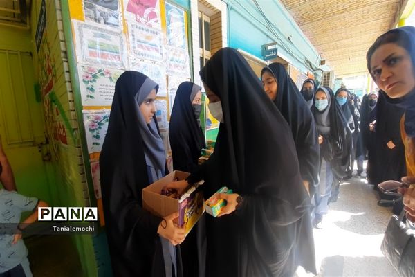 دیدار دانش آموزان مدرسه تمام تشکیلاتی پابنده ناحیه یک اهواز با آیت الله رئیسی  در مصلی اهواز