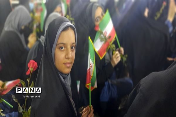 دیدار دانش آموزان مدرسه تمام تشکیلاتی پابنده ناحیه یک اهواز با آیت الله رئیسی  در مصلی اهواز