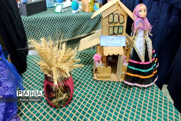 برگزاری نمایشگاه سازه های دستی درس مطالعات اجتماعی در دبیرستان توحید خاتم