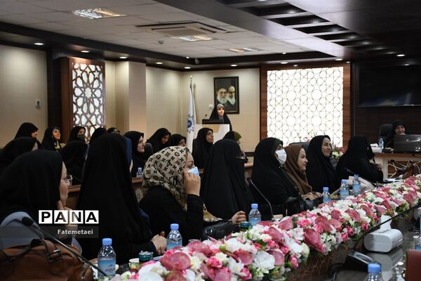 دیدار بانوان نخبه خوزستانی با معاون رئیس‌جمهوری در امور زنان و خانواده