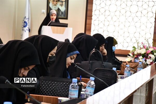 دیدار بانوان نخبه خوزستانی با معاون رئیس‌جمهوری در امور زنان و خانواده