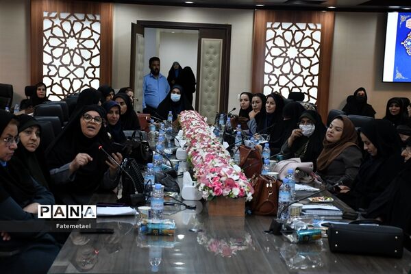 دیدار بانوان نخبه خوزستانی با معاون رئیس‌جمهوری در امور زنان و خانواده