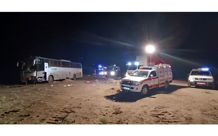 مصدومیت 14 سرنشین اتوبوس در محور دیهوک - طبس