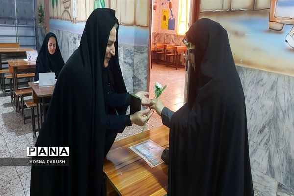 جشنواره دست نوشته‌های طلایی در دبستان شهدای فرهنگی ناحیه۷مشهد