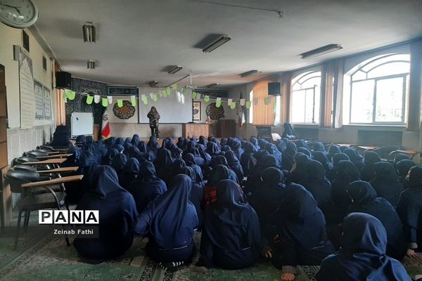 آموزش کار با اسلحه به دانش‌آموزان دختر منطقه ۱۴