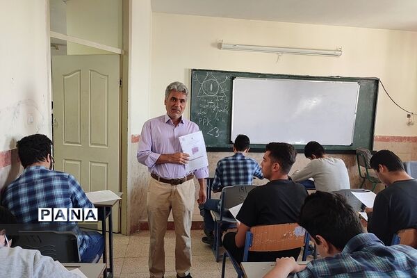 امتحان‌ پایش عملکرد مدارس سمپاد و شبه‌نهایی در دبیرستان شهید بهشتی رودهن