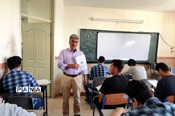 امتحان‌ پایش عملکرد مدارس سمپاد و شبه‌نهایی در دبیرستان شهید بهشتی رودهن