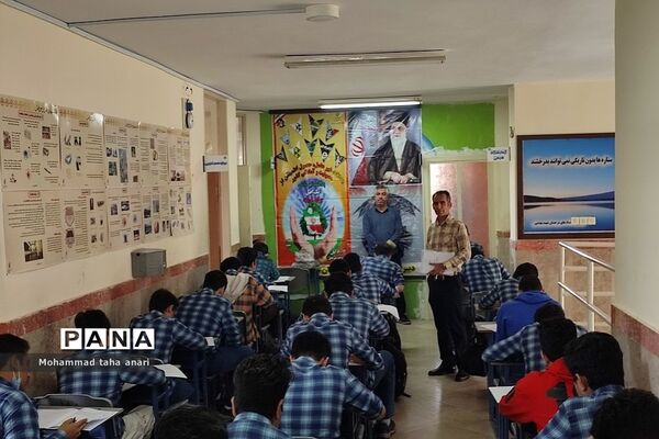 امتحان‌ پایش عملکرد مدارس سمپاد و شبه‌نهایی در دبیرستان شهید بهشتی رودهن