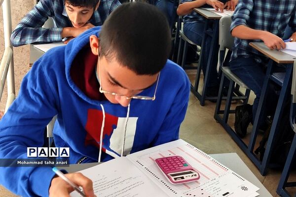امتحان‌ پایش عملکرد مدارس سمپاد و شبه‌نهایی در دبیرستان شهید بهشتی رودهن