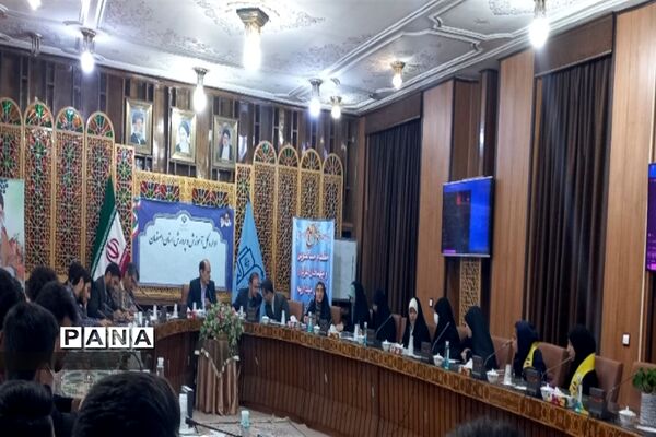 نشست مدیرکل آموزش و پرورش استان اصفهان با دانش‌آموزان عضو تشکل‌های دانش‌آموزی